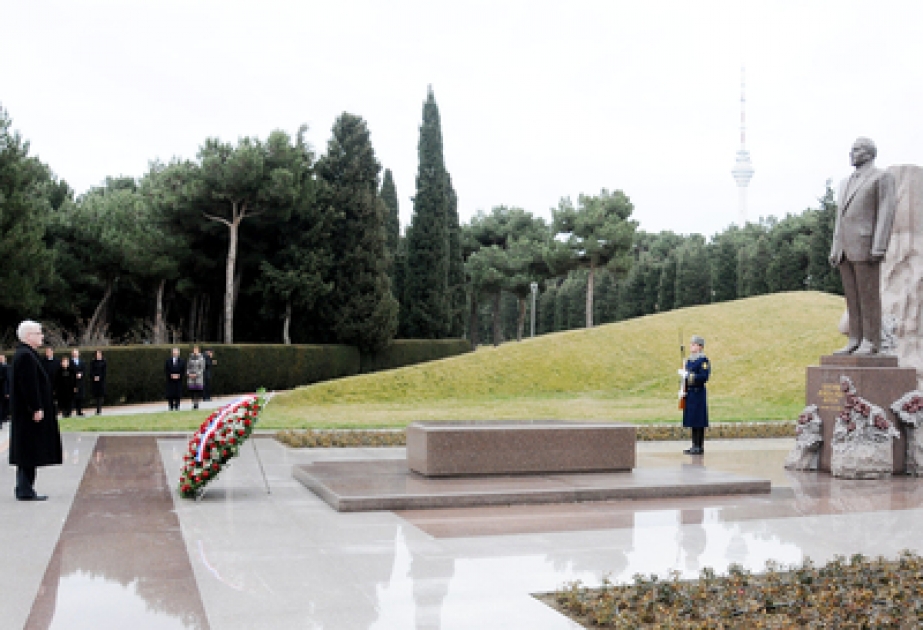 La visite de la tombe du leader national Heydar Aliyev