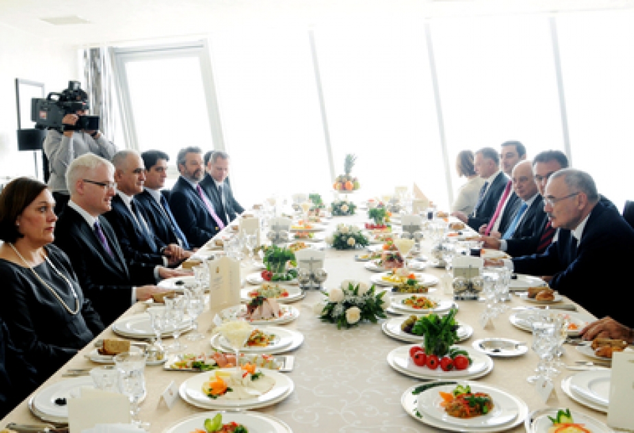 Le Président croate Ivo Josipovic et le Premier ministre azerbaïdjanais Artour Rassizadé ont eu un déjeuner d’affaires