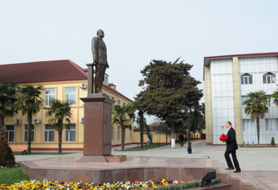 Le Président Ilham Aliyev a visité le monument au leader national Heydar Aliyev à Astara