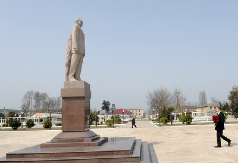 Le Président Ilham Aliyev a visité le monument érigé à la mémoire du leader national Heydar Aliyev à Massaly
