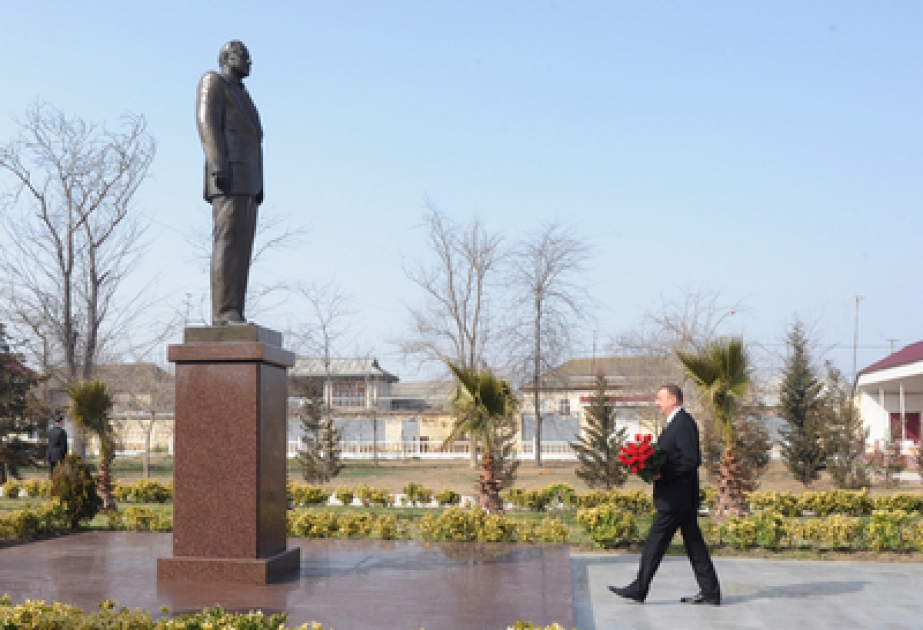 Le Président Ilham Aliyeva a visité le monument érigé à la mémoire d’Heydar Aliyev, dirigeant historique à Salyan