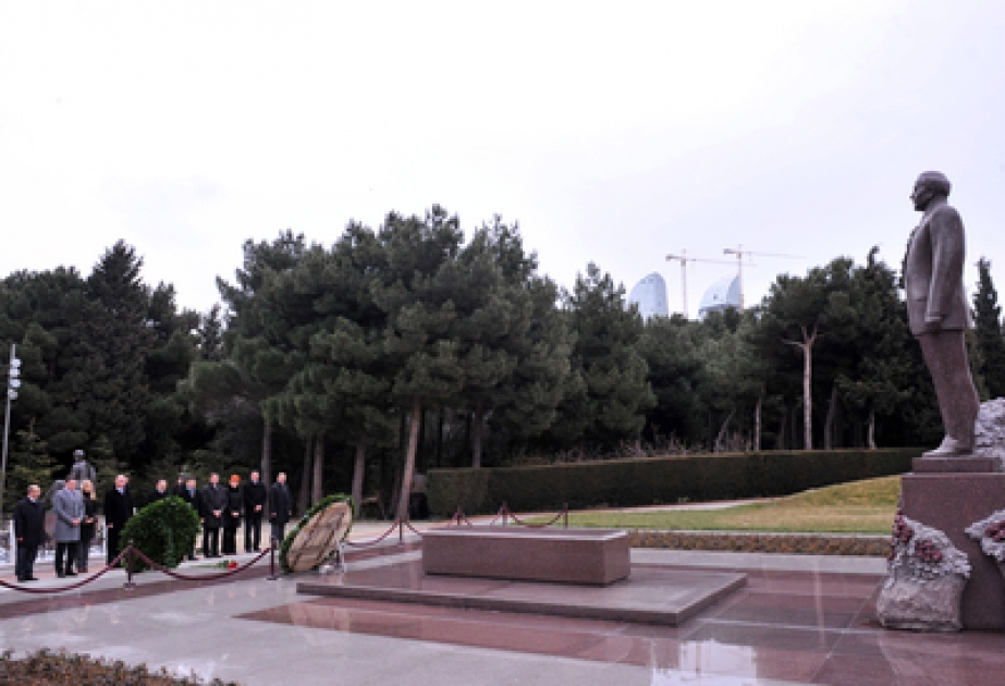 La délégation de la République de Serbie a visité la tombe d’Heydar Aliyev, dirigeant historique et l’Allée des Martyrs