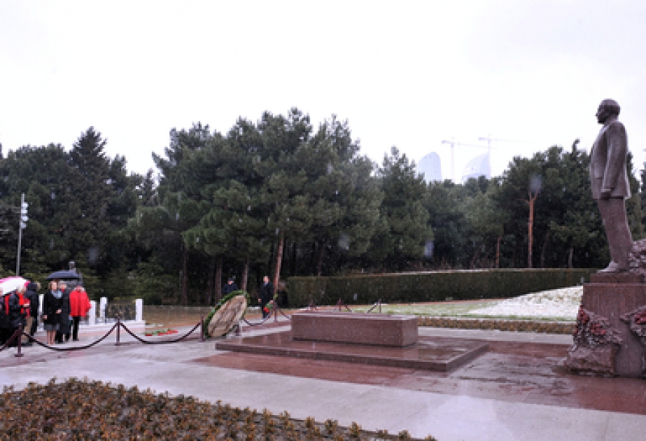 La délégation de l’organisation suisse « Femme et société » a visité la tombe d’Heydar Aliyev, dirigeant historique et l’Allée des Martyrs