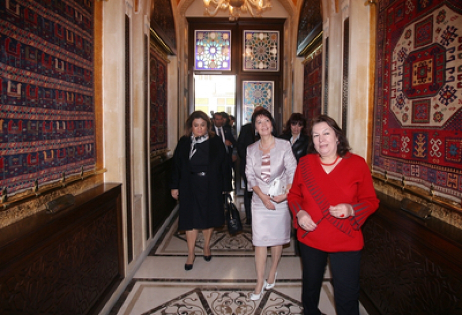 Les tapis azerbaïdjanais ont fasciné la Première Dame de République kirghize