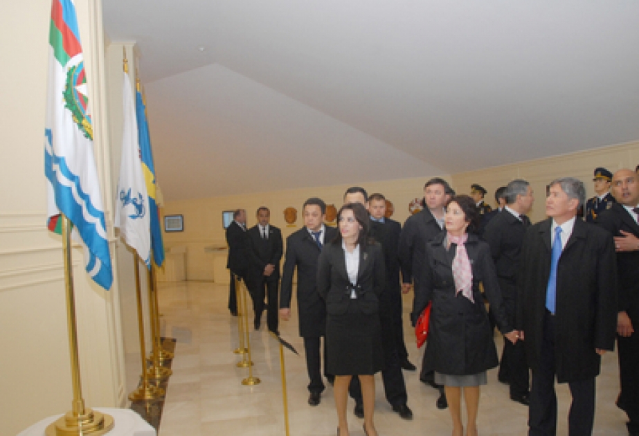 La visite officielle du Président kirghiz Almazbek AtambayevUne visite place du Drapeau