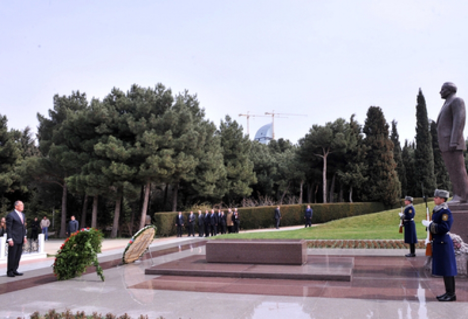 Le ministre russe des Affaires étrangères a visité la tombe du leader national Heydar Aliyev et l’Allée des Martyrs
