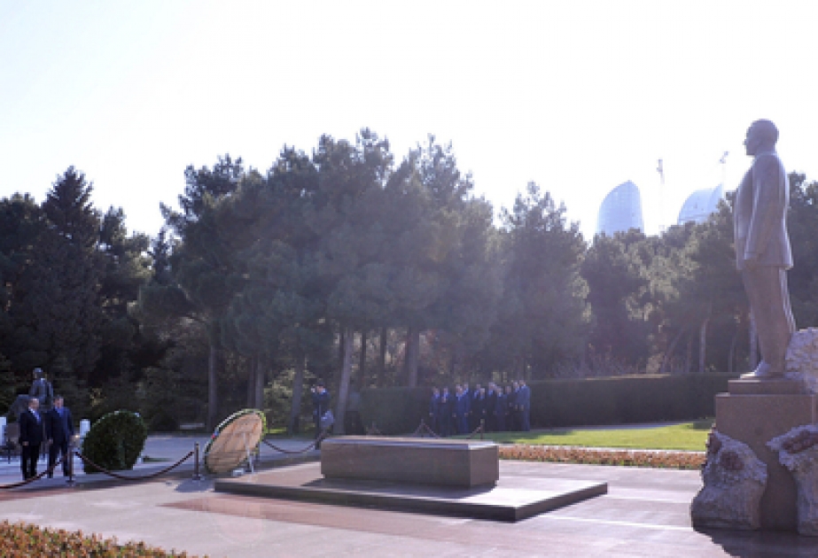 Le vice-premier ministre de la République de Tchétchénie de la Fédération de Russie, a visité la tombe d’Heydar Aliyev, dirigeant historique et l’Allée des Martyrs