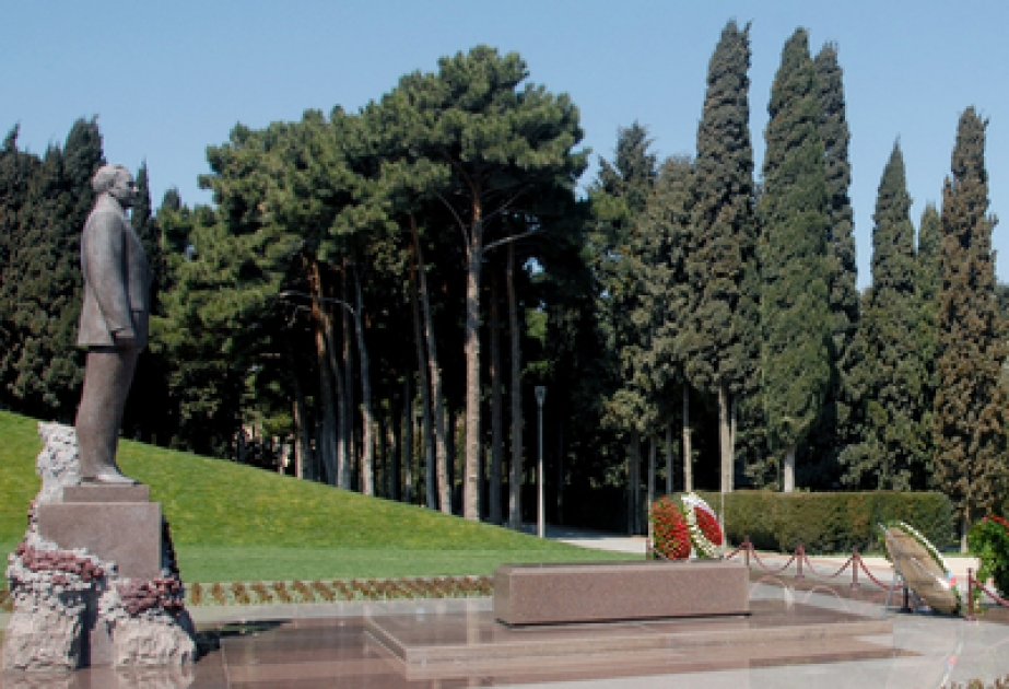 Les participants de la VIe Olympiade internationale des Projets “La protection de l’environnement” ont visité la tombe d’Heydar Aliyev, dirigeant historique et l’Allée des Martyrs