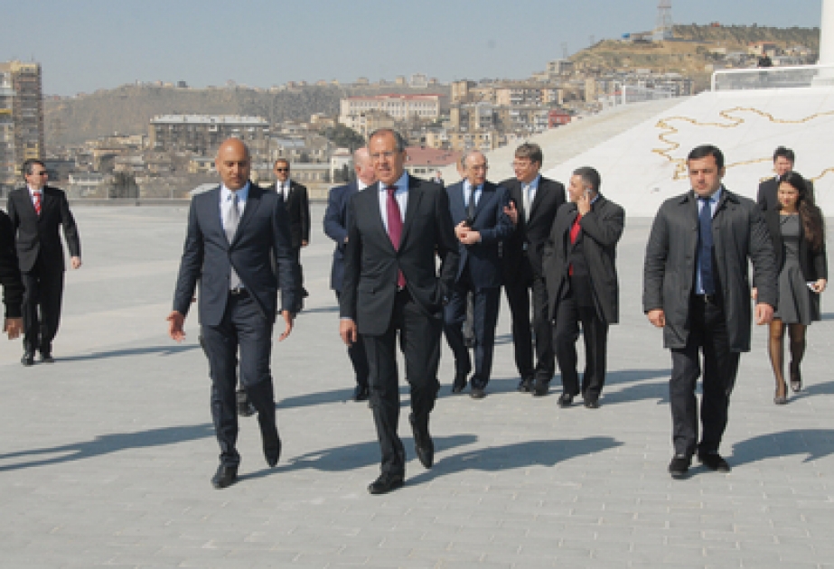 La visite de Sergueï Lavrov, ministre russe des affaires étrangères à la place du Drapeau