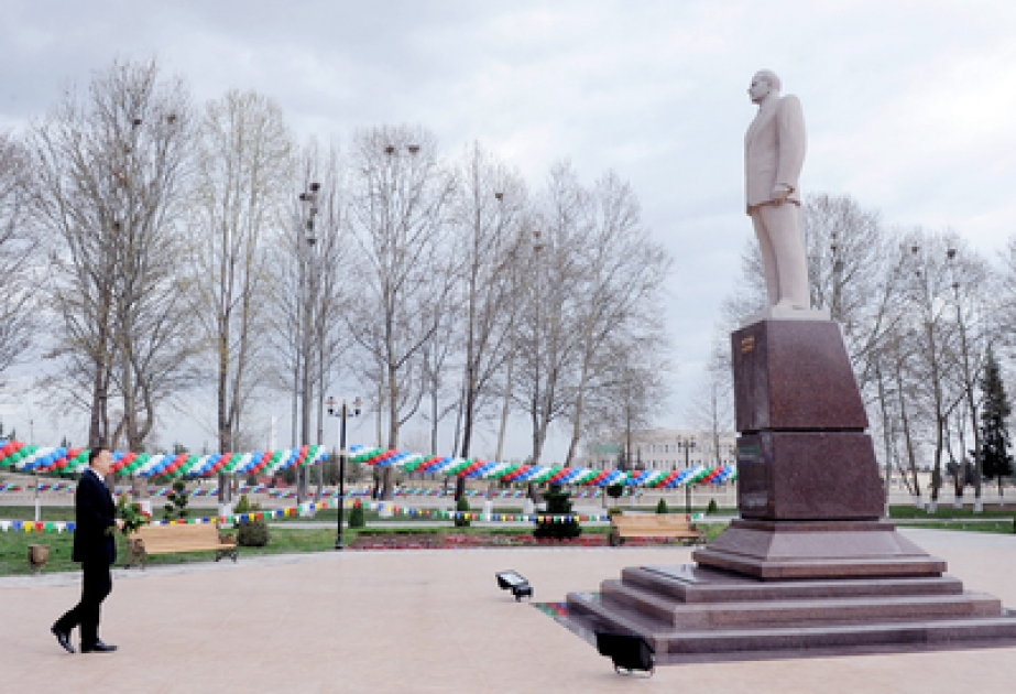 Le Président azerbaïdjanais Ilham Aliyev a visité le monument érigé au leader national Heydar Aliyev à Gazakh