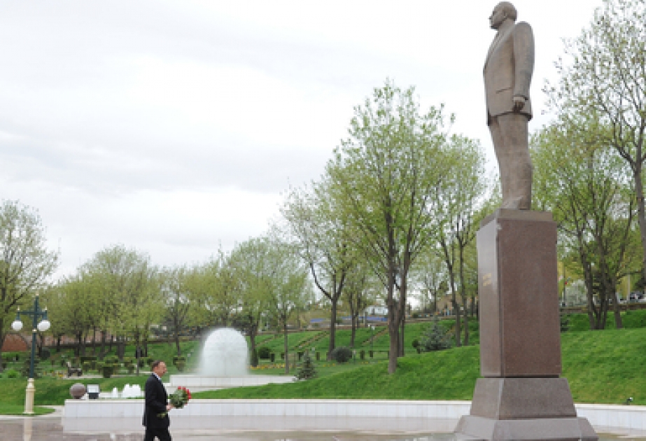 Le Président Ilham Aliyev a visité le monument d’Heydar Aliyev, dirigeant historique à Tovuz