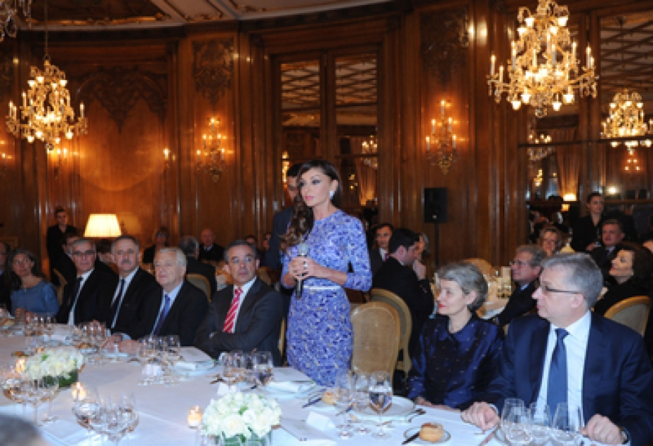 Au terme de cette cérémonie d’ouverture de l’exposition « Envolez – vous pour Bakou », la Première Dame d’Azerbaïdjan Mehriban Aliyeva offrit un dîner en l’honneur des invités