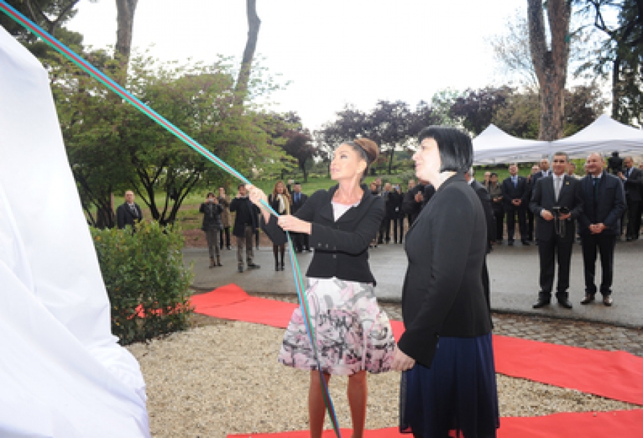 La cérémonie d’ouverture du monument du grand poète Nizami Gandjavi à RomeLa Première Dame d’Azerbaïdjan Mehriban Aliyeva a participé à cette cérémonie