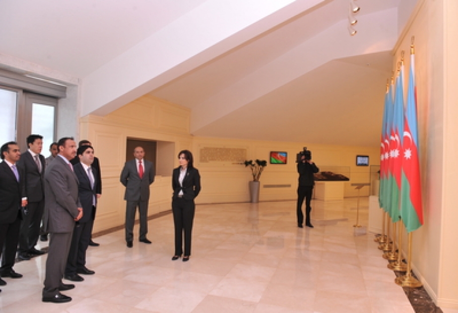 La visite du chef de l’administration de l’Emirat de Dubaï à la place du Drapeau