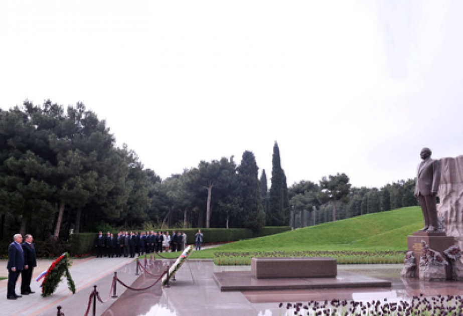 Le gouverneur de la région de Kourgan de Fédération de Russie a visité la tombe du dirigeant historique Heydar Aliyev et l’Allée des Martyrs