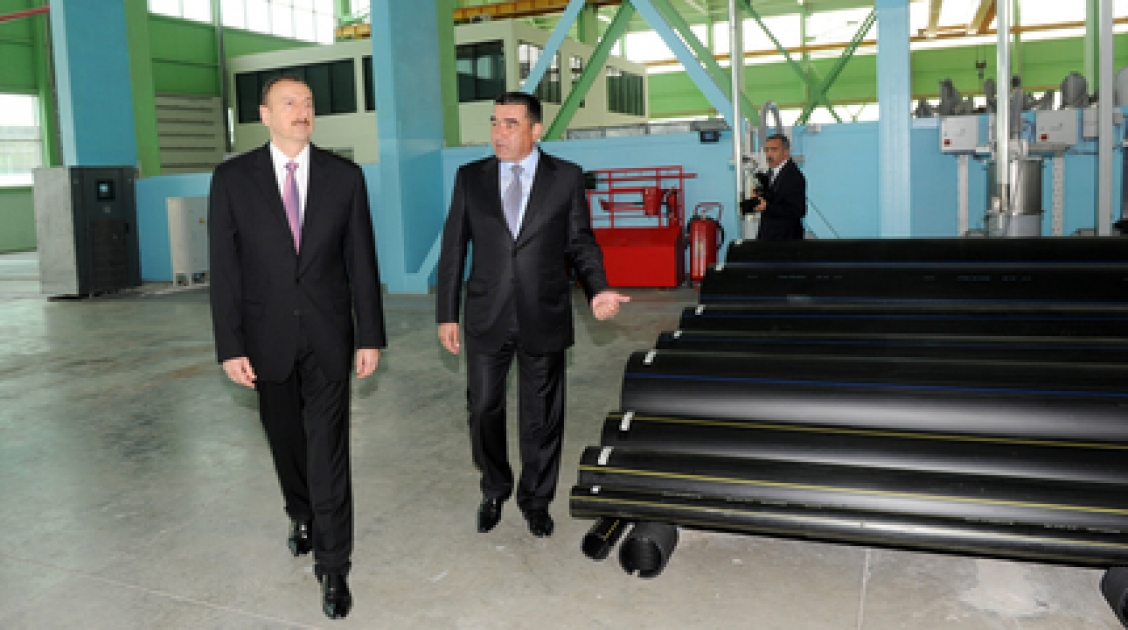 Le Président Ilham Aliyev a inspecté les travaux de reconstruction de l’usine des produits polymères au Parc des technologies de Soumgaït et a participé à la cérémonie d’inauguration des usines de construction de machines lourdes et du centre d’usinage de précision