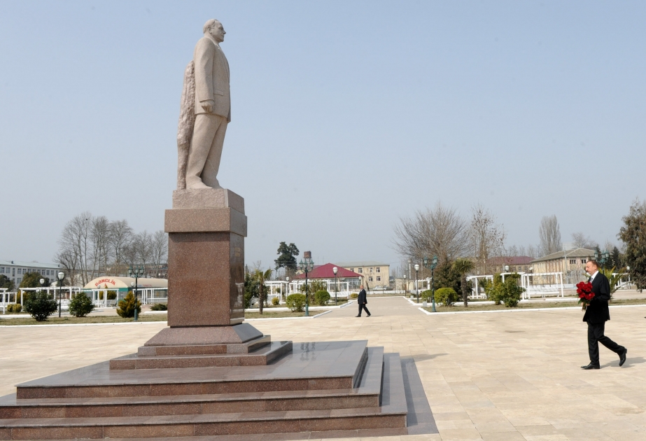 Masallı şəhərində ümummilli lider Heydər Əliyevin abidəsini ziyarət
