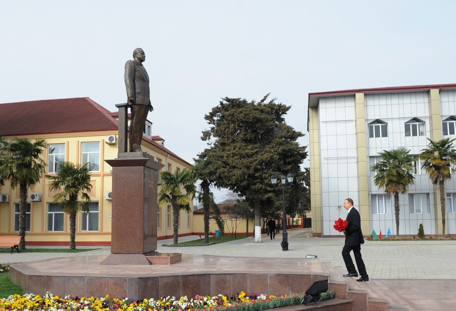 Azərbaycan Prezidenti İlham Əliyevin cənub bölgəsinə səfəriAstara şəhərində ümummilli lider Heydər Əliyevin abidəsini ziyarət