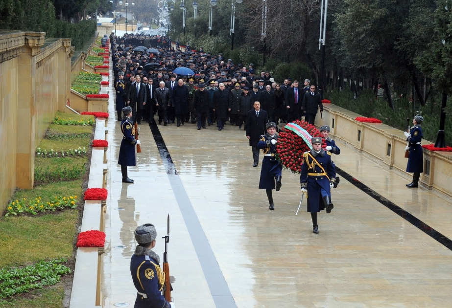 Qanlı Yanvar faciəsinin 22-ci ildönümü ilə əlaqədar Şəhidlər xiyabanını ümumxalq ziyarətiAzərbaycan Prezidenti İlham Əliyev şəhidlərin əziz xatirəsini yad etmişdir