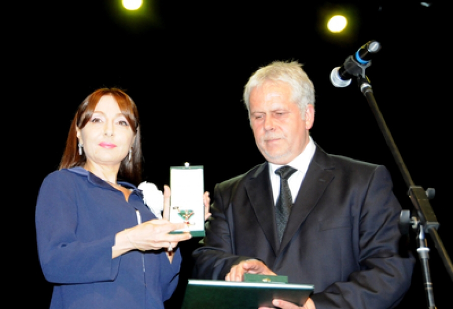 La professeur Narghiz Pachayeva, rectrice de la filiale de Bakou de l’Université d’Etat de Moscou, a été décorée de la Croix de Commandeur de l'Ordre du mérite de la République de Hongrie