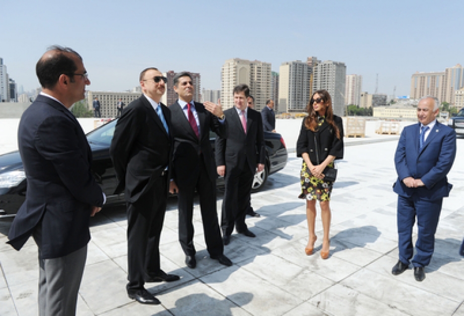 Le Présisdent Ilham Aliyev a inspecté les travaux de trois chantiers, au Centre Heydar Aliyev, un nouveau revêtement là un carrfour important de l’arrondissement Narimanov et les travaux du parc de l’hôtel « Hilton »