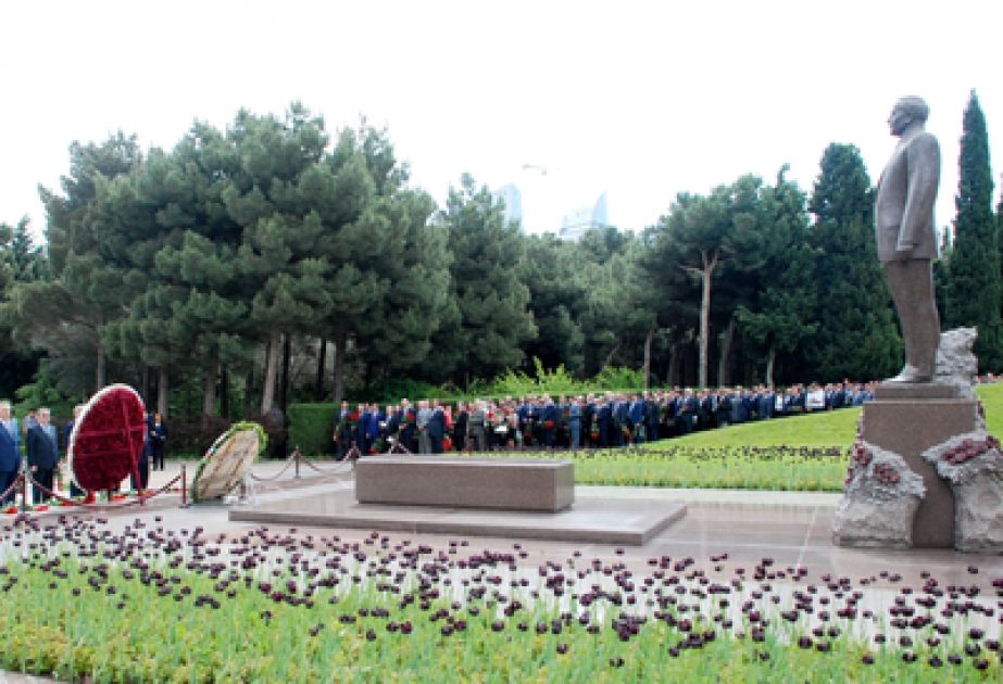 Les participants de la conférence intitulée « Azerbaïdjan 2020 : les nouveaux cibles du développement » ont visité la tombe du leader national Heydar Aliyev et l’Allée des Martyrs