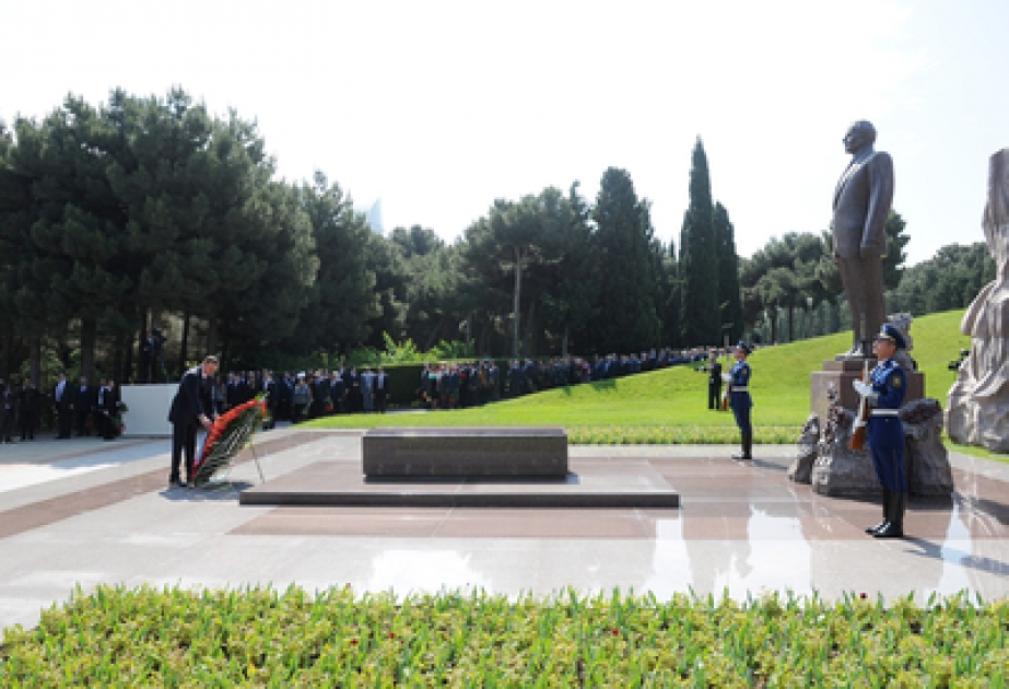 La mémoire du leader national Heydar Aliyev vivra éternellement dans l’âme du peuple azerbaïdjanaisLe Président azerbaïdjanais Ilham Aliyev a visité la tombe du dirigeant historique Heydar Aliyev