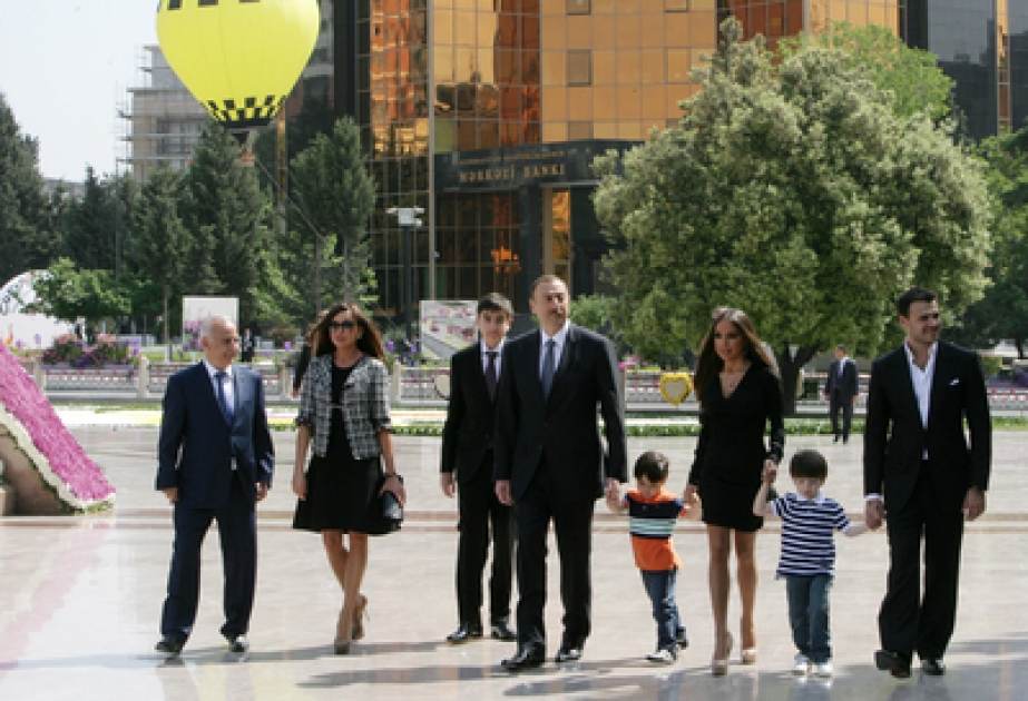 Le Président Ilham Aliyev a assisté à la Fête des fleurs organisée à l’occasion du 89e anniversaire du dirigeant historique Heydar Aliyev