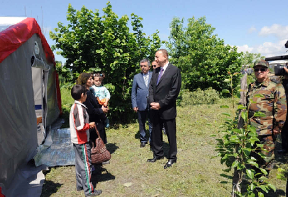 Le Président Ilham Aliyev a effectué une visite dans la région sinistrée afin de connaître sur place les opérations menées pour l’élimination des dégâts dus au séisme survenu dans la région du nord-ouest de l’Azerbaïdjan