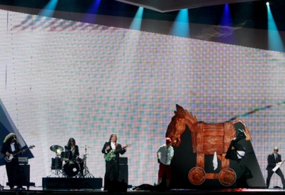 “Allume le feu!”Le représentant Monténégrin Rambo Amadeus a présenté un show