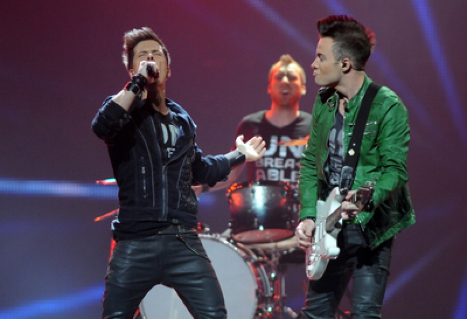 “Allume le feu!”Le groupe Sinplus est sorti sur la scène du Baki Crystal Hall