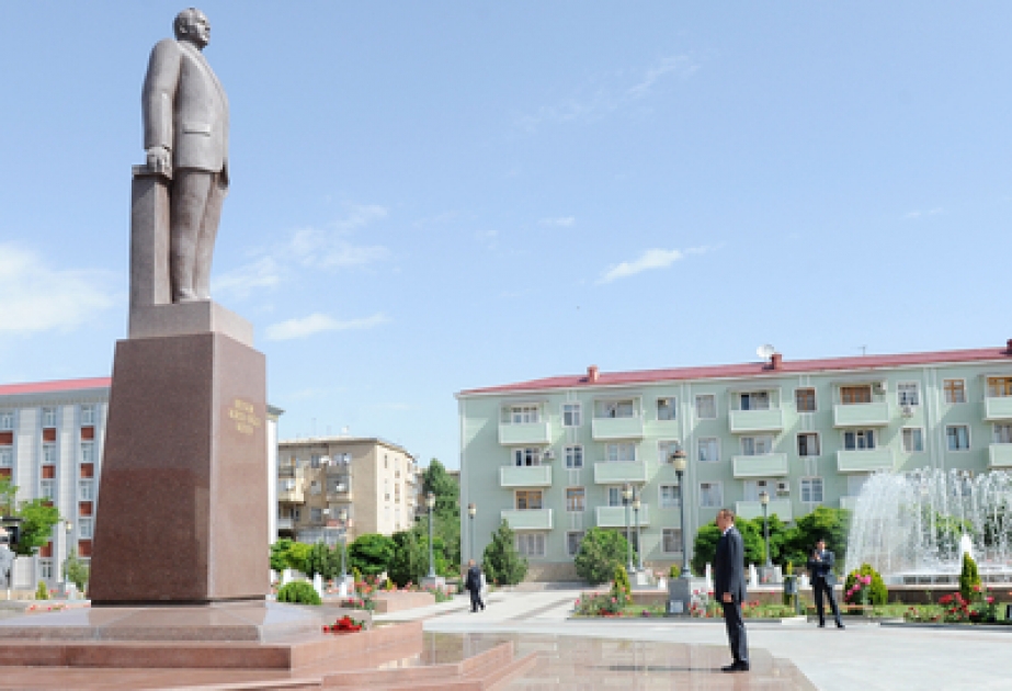 Le Président Ilham Aliyev a visité le monument du dirigeant historique du peuple azerbaïdjanais Heydar Aliyev érigé dans la ville de Nakhitchevan