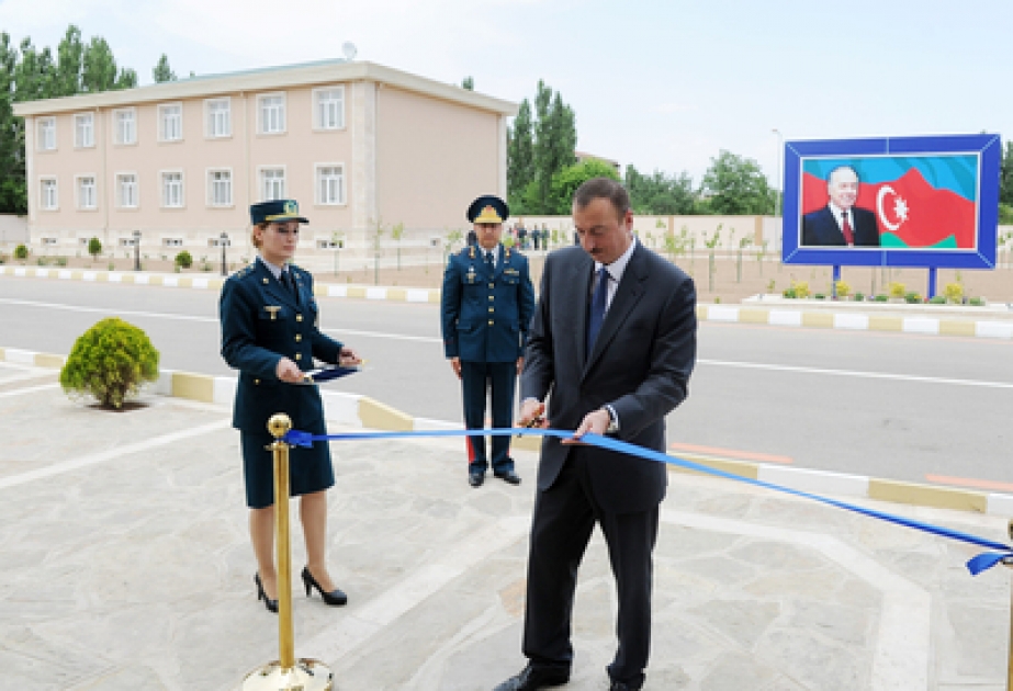 Le président Ilham Aliyev a inspecté des travaux de construction en cours au poste de commendement des garde-frontières et au poste frontière à Djoulfa