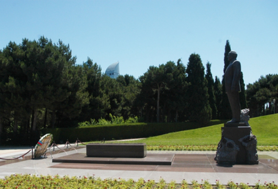 La délégation conduite par le secrétaire général de l’Organisation de coopération islamique a visité la tombe du leader national Heydar Aliyev et l’Allée des Martyrs