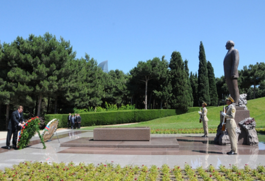 Le ministre ukrainien des affaires étrangères a visité la tombe du leader national Heydar Aliyev et l’Allée des Martyrs