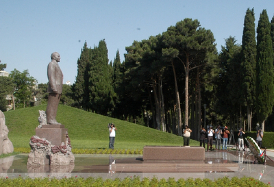 Le chef du groupe interparlementaire d’amitié Hongrie-Azerbaïdjan a visité la tombe du leader national Heydar Aliyev et l’Allée des Martyrs