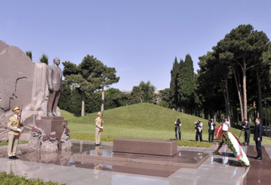 Le président du Sénat du Kazakhstan a visité la tombe du leader national Heydar Aliyev et l’Allée des martyrs