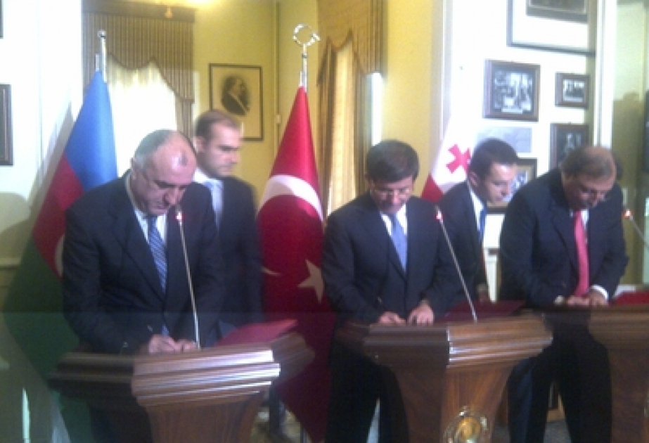 La déclaration de Trabzon est signée à la suite de la rencontre tripartite des ministres des affaires étrangères azerbaïdjanais, turc et géorgien