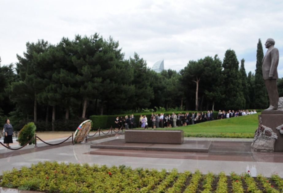 Les participants de la Xe conférence internationale des médiateurs à Bakou ont visité la tombe d’Heydar Aliyev, dirigeant historique et l’Allée des Martyrs