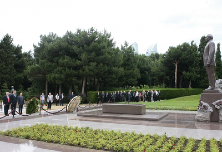 La visite de la tombe du leader national Heydar Aliyev et de l’Allée des Martyrs
