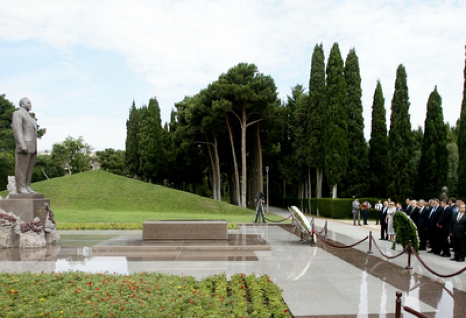 La visite de la tombe du leader national Heydar Aliyev et de l’Allée des Martyrs