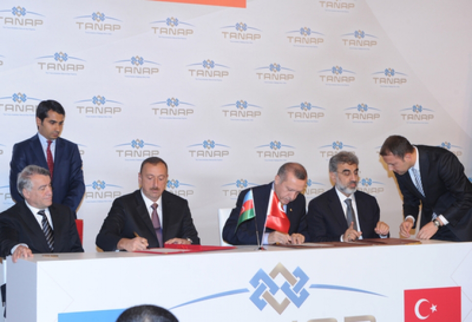 Cérémonie de signature des documents avec la présence du Président azerbaïdjanais Ilham Aliyev et le Premier ministre turc Recep Tayyip Erdogan