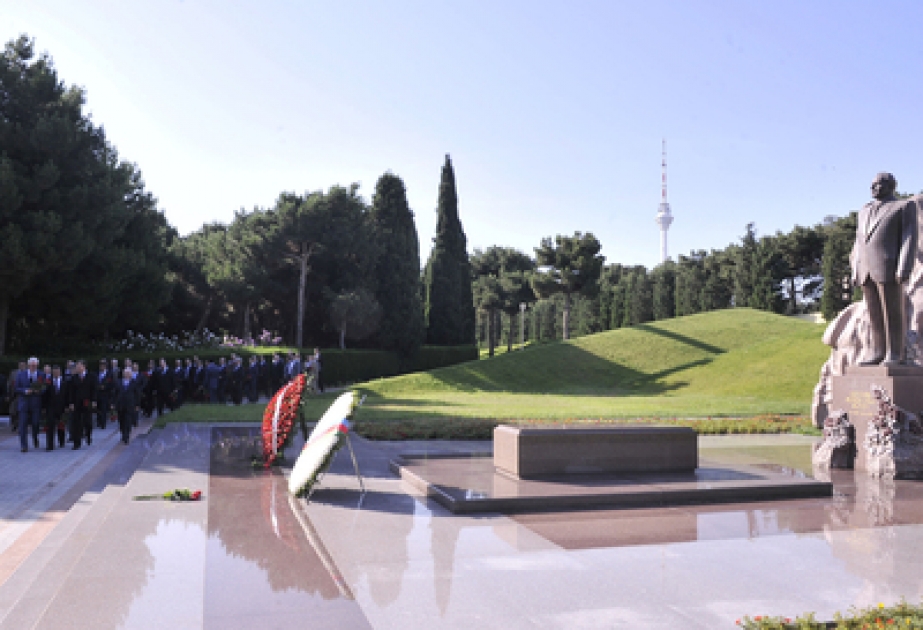 Les participants du IIIe Forum interrégional russo-azerbaïdjanais ont visité la tombe du leader national Heydar Aliyev