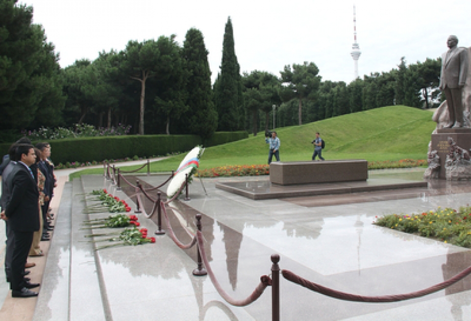 Le président de la Cour Constitutionnelle de la Bulgarie a visité la tombe du leader national Heydar Aliyev et l’Allée des Martyrs