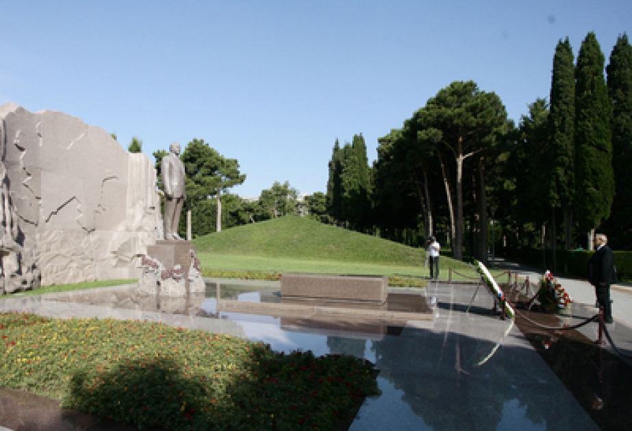 Le président de la Cour Constitutionnelle de la Bulgarie a visité la tombe du leader national Heydar Aliyev et l’Allée des Martyrs