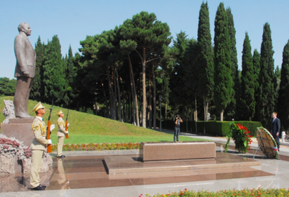 Le Premier ministre monténégrin a visité la tombe du leader national Heydar Aliyev et l’Allée des Martyrs