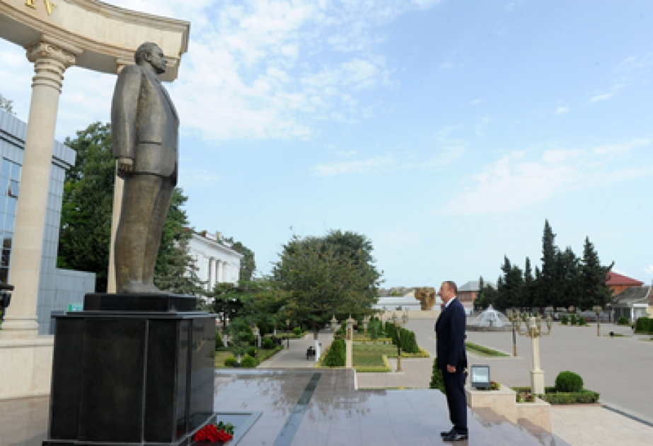 Le président azerbaïdjanais Ilham Aliyev a visité le monument du leader national Heydar Aliyev à Lenkoran