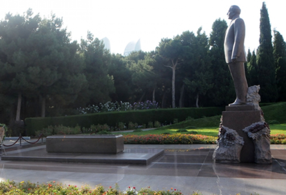 La visite de la tombe du leader national Heydar Aliyev et de l’Allée des Martyrs