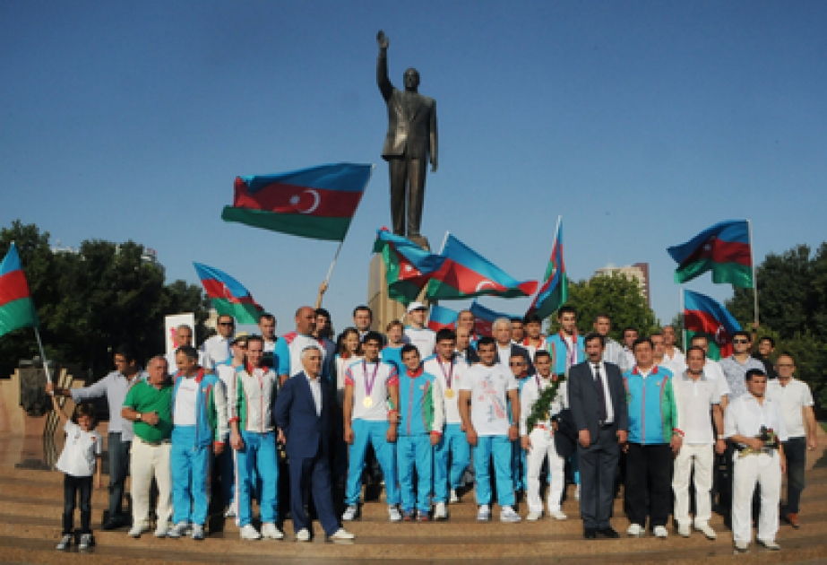 Les sportifs azerbaïdjanais qui ont participé aux Jeux de la XXXème Olympiade d’été à Londres ont visité le monument d’Heydar Aliyev, dirigeant historique du peuple azerbaïdjanais