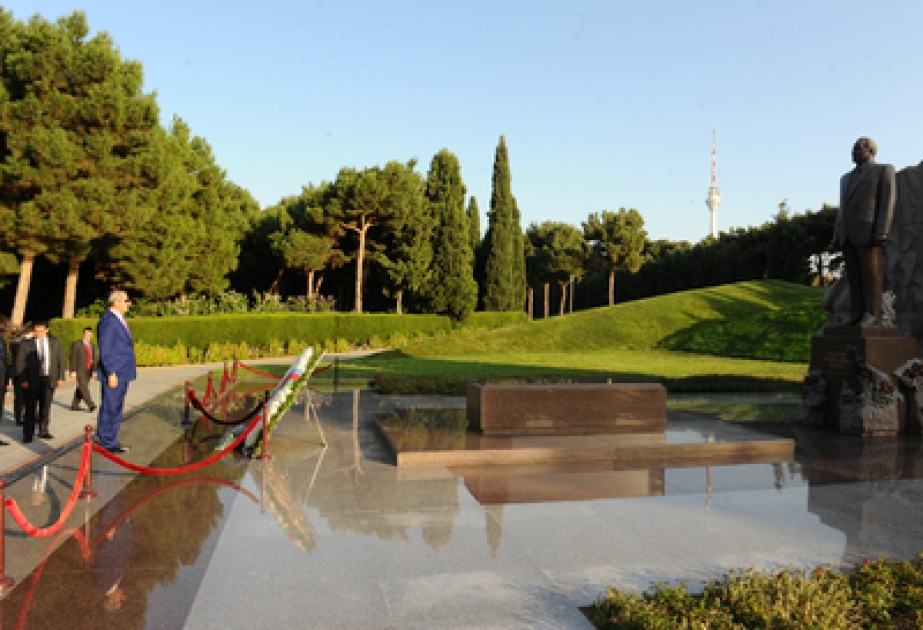 Le ministre turc de l’économie a visité la tombe d’Heydar Aliyev, dirigeant historique et l’Allée des Martyrs